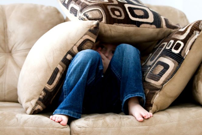 14岁男生在学校性格活泼，回到家却不愿说话，怎么办？